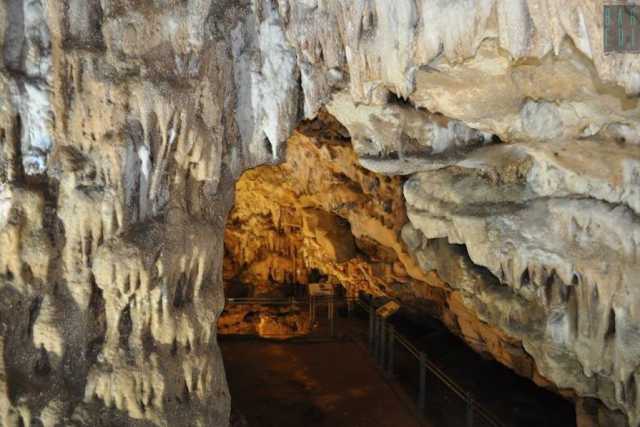 Stalattiti e stalagmiti, non solo a Castellana: ecco la nascosta grotta di Curtomartino